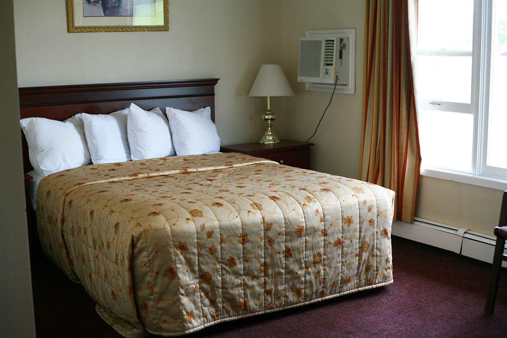 שרלוט טאון Queens Arms Inn מראה חיצוני תמונה